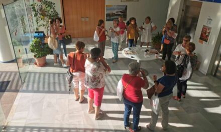 El taller “Iai@ connectat” ensenya als majors d’Almenara l’ús de la signatura u les relacions digitals amb l’administració i la banca