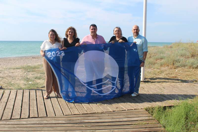 Nules hissa la seua Bandera Blava a la platja de Les Marines
