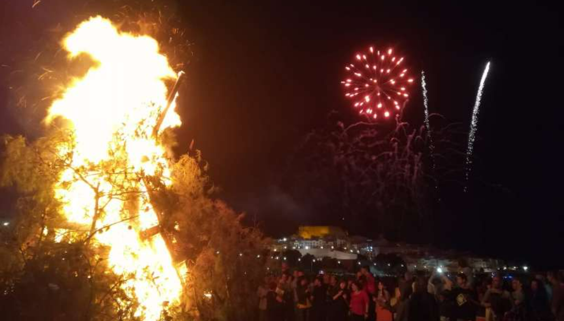 Peníscola es prepara per a una revetla de Sant Joan amb foc i pólvora
