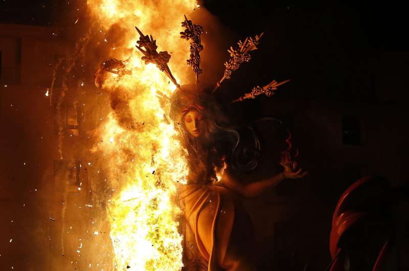 El foc redueix a cendres unes Fogueres de rècord, amb més d’1 milió de turistes diaris