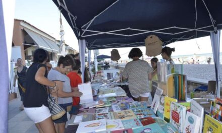 La X Fira del Llibre de Moncofa pren el passeig marítim