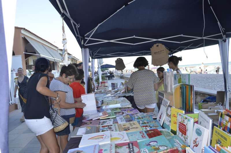 La X Fira del Llibre de Moncofa pren el passeig marítim