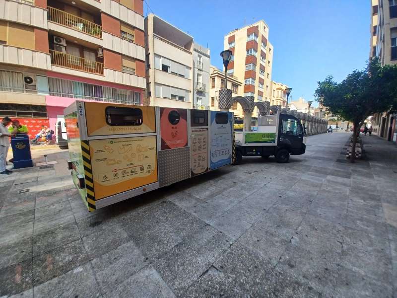 Vila-real modernitza la recollida de residus en la zona de vianants i comercial amb illes mòbils compactes de contenidors