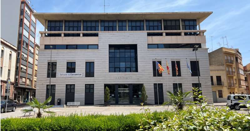 Burriana es reuneix amb l’empresa a càrrec dels serveis de neteja en la seua aposta per un pla de xoc més efectiu