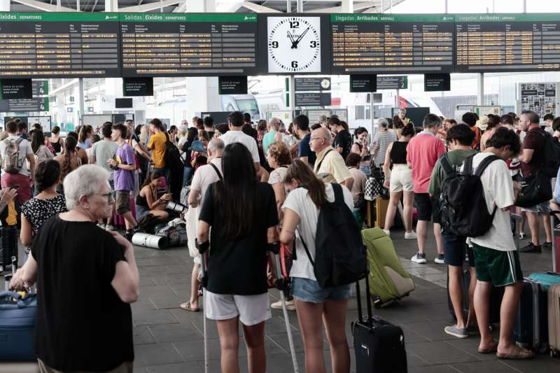 Renfe mobilitza els seus trens de mitjana distància per a ajudar als afectats d’AVE i AVLO per l’avaria a València
