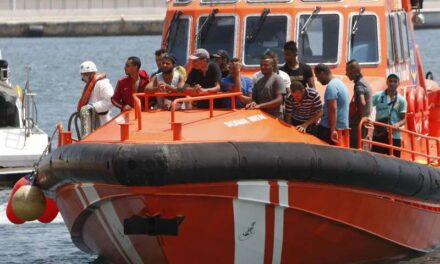 Rescatades dues pasteres amb trenta migrants inclosos un bebé i tres xiquets en el port d’Alacant￼