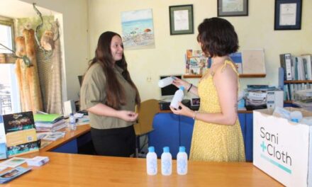 Moncofa repartix botelles reutilitzables per a netejar les necessitats dels gossos