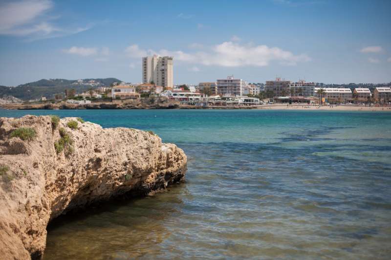Tanquen de nou la platja de l’Arenal de Xàbia i es prohibeix el bany per contaminació