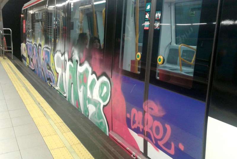 Detinguts tres grafiters per danys superiors a 8.500 euros en vagons del TRAM de Benidorm￼