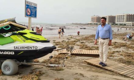 Retiren tendals, ombrel·les i passarel·les arrossegades per la DANA a les platges d’Alacant￼