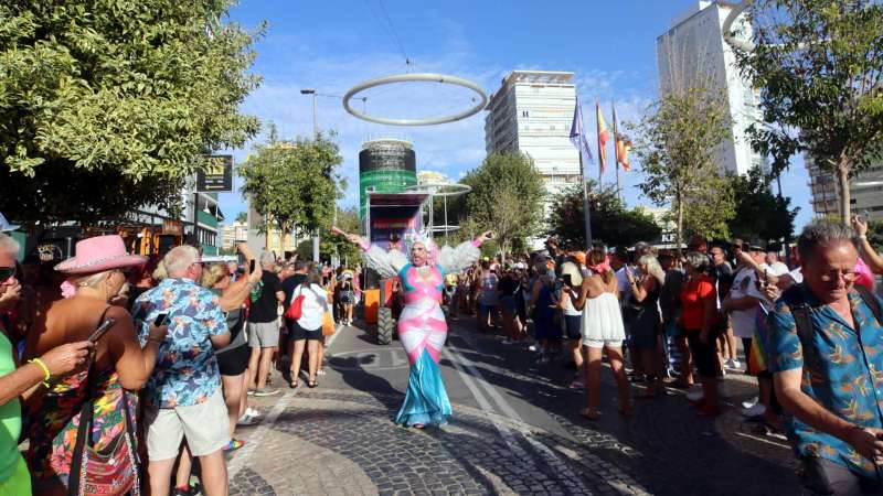 Centenars de persones omplin de color els carrers al Benidorm Pride￼