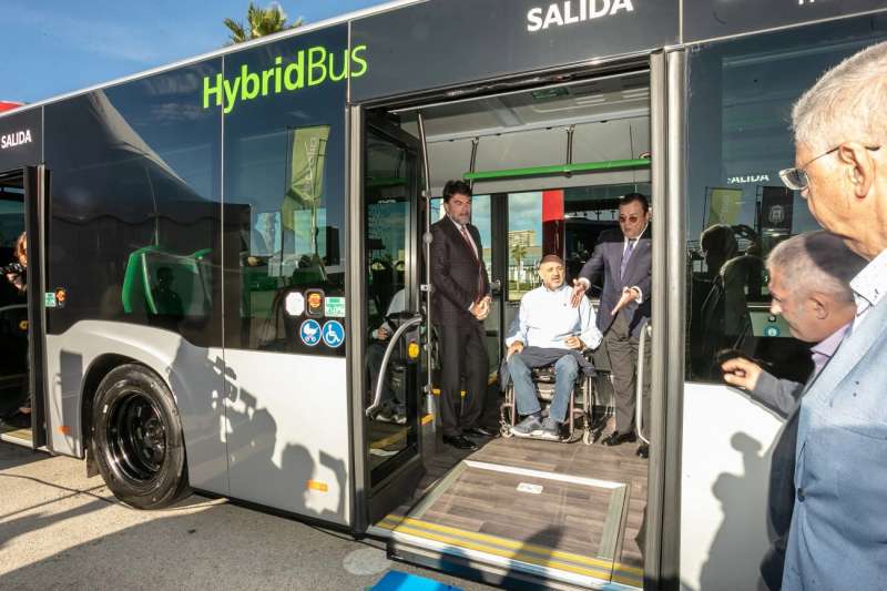 Alacant estrena els seus primers 23 busos sostenibles: 1 elèctric, 20 híbrids i 2 minibusos￼