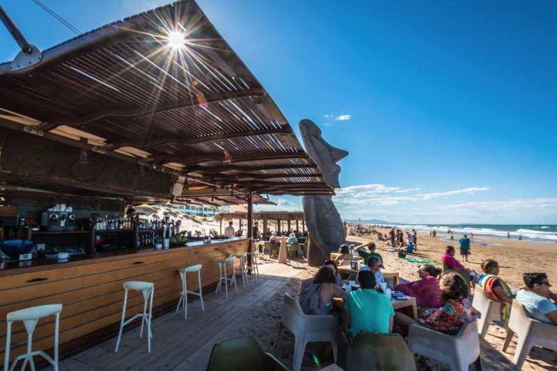 Demanen la dimissió del regidor de Turisme d’Oliva per la “possible connivència i falta d’objectivitat” en el cas dels xiringuitos￼