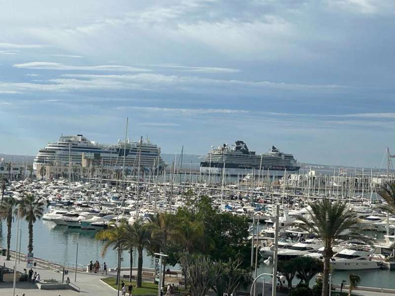 Uns 4.400 creueristes alemanys i estatunidencs arriben a Alacant en una doble escala
