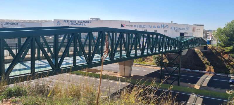 La Conselleria d’Infraestructures instal·la una nova passarel·la ciclista i per a vianants sobre la CV-35 en Llíria￼