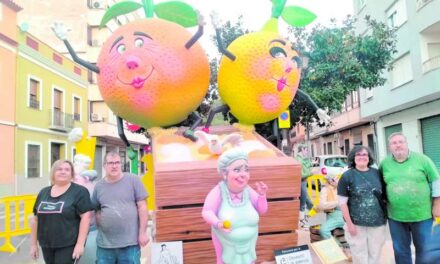 Villalonga acull la cremà de la falla ‘El sol de la Safor’ al passeig Presbíter Giner