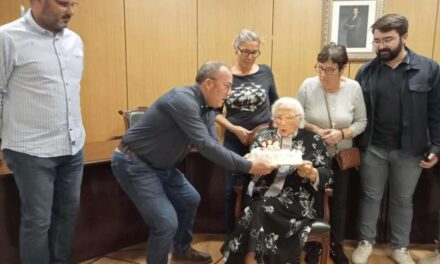 Càrcer ce·lebra l’aniversari centari de la seua veïna Consuelo Ribes Suñer￼