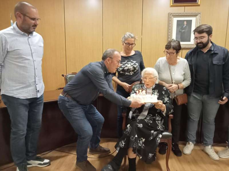 Càrcer ce·lebra l’aniversari centari de la seua veïna Consuelo Ribes Suñer￼