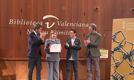El president de la Generalitat entrega el premi al foment lector a la Xarxa Municipal de Biblioteques Públiques de Llíria￼