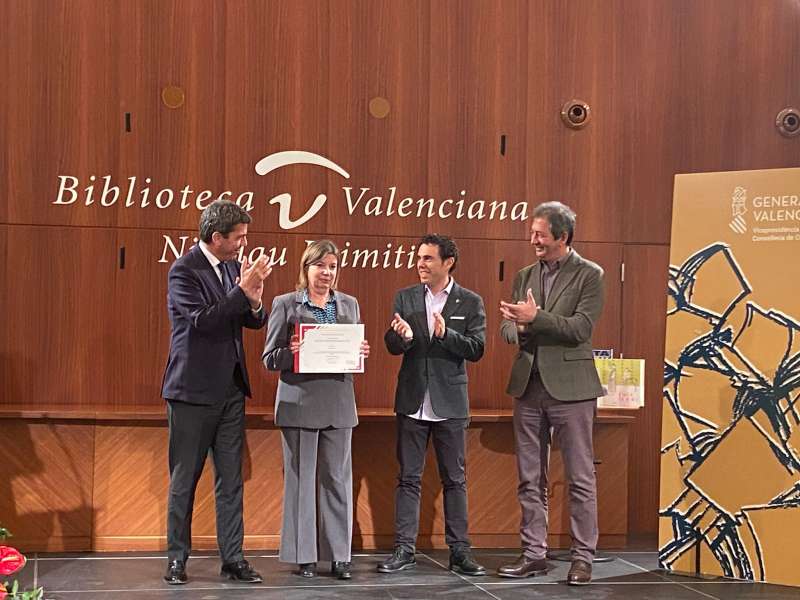 El president de la Generalitat entrega el premi al foment lector a la Xarxa Municipal de Biblioteques Públiques de Llíria￼