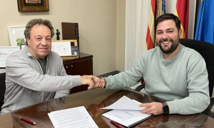 Rafelbunyol signa el conveni d’assignació de 2.500 euros per a la segona beca d’investigació￼