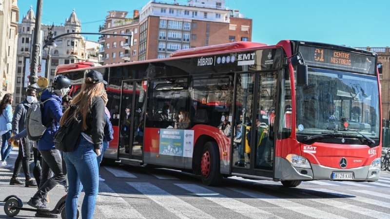 L’EMT licita la compra de 57 nous autobusos elèctrics i híbrids per 30 milions d’euros￼