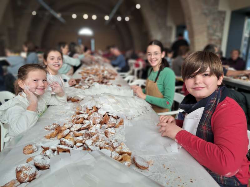 Benicarló celebra la Festa de l’embolicá de les coquetes de Sant Antoni￼