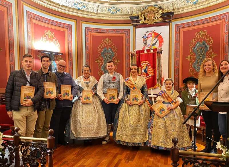 La falla el Centenar de la Ploma de Catarroja presenta el seu llibret dedicat als ‘Diccionaris i vocabularis valencians’￼