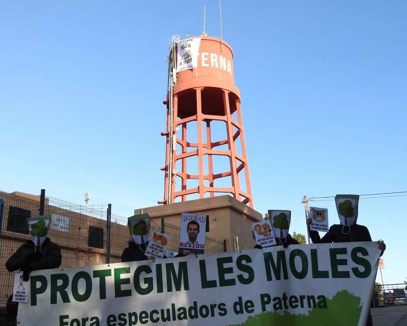 Acció Ecologista-Agró desplega una pancarta gegant en el depòsit d’aigua de Paterna contra la destrucció​ de Les Moles￼