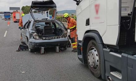 Els bombers rescaten una dona atrapada al seu cotxe a Quart de Poblet￼