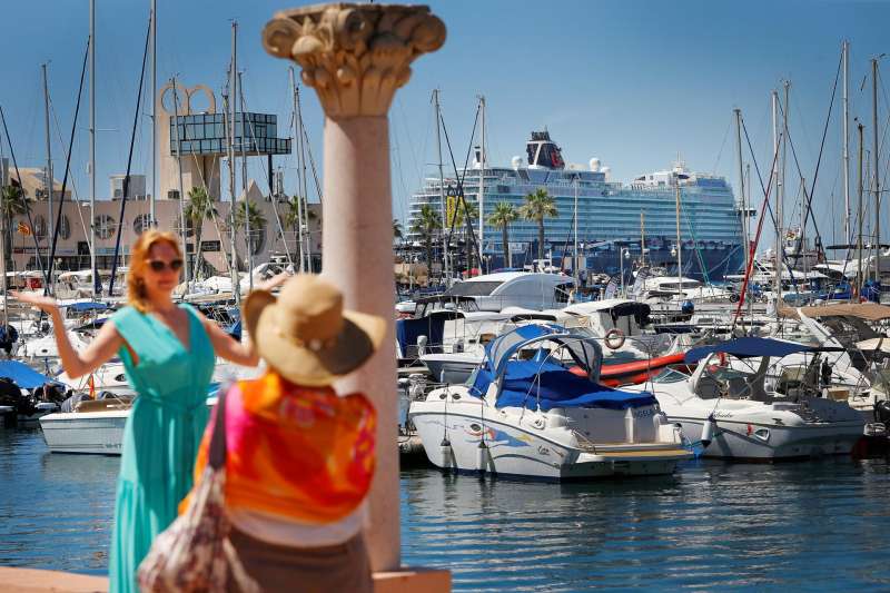 Dos creuers amb 8.000 turistes deixaran uns 600.000 euros a Alacant