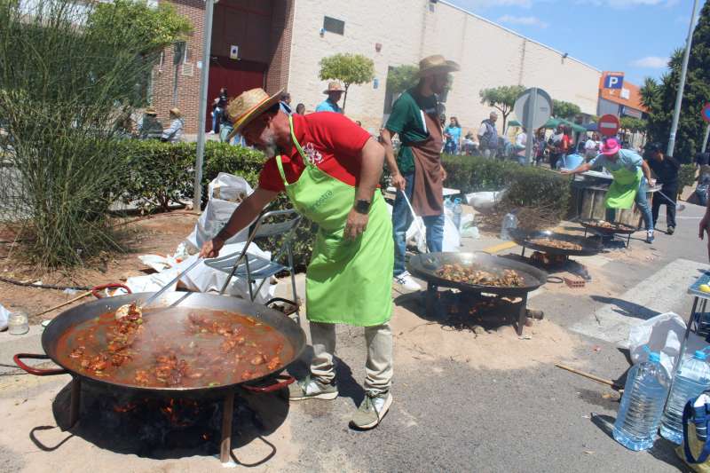 Milers de persones participen en la tradicional festa de les Paelles de Nules
