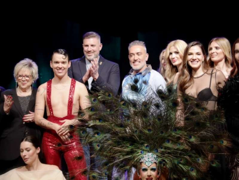 El dissenyador Perea transforma la bellesa paisatgística de Cullera en moda