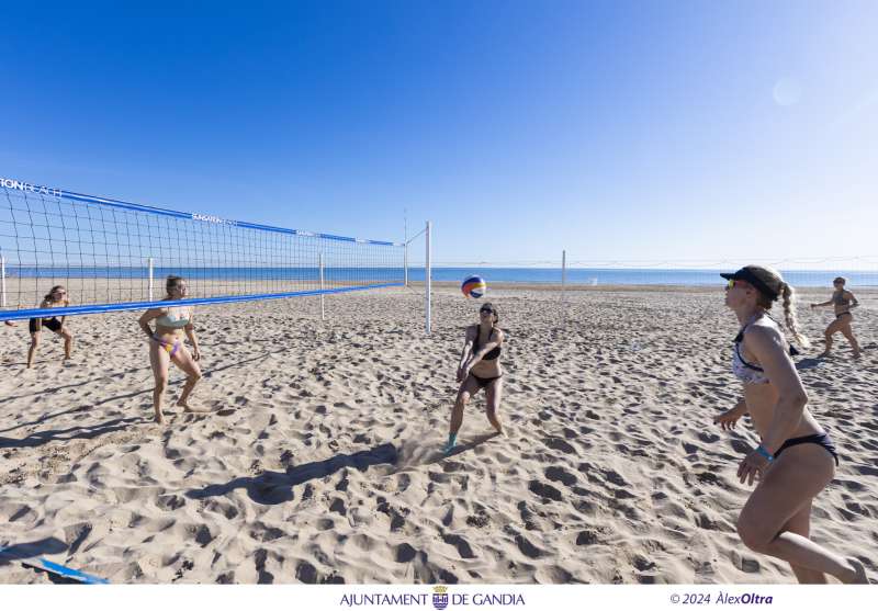 Més de 1.000 jugadors de volei platja procedents d’Europa i Amèrica realitzen a la nostra ciutat el seu stage d’hivern a la platja de Gandia