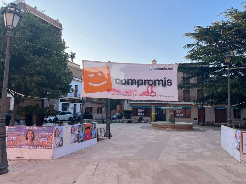 Els cartells electorals de Compromís en Albalat dels Sorells apareixen tallats i amb pintades