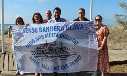 Nules hissa la seua bandera reivindicativa a la platja de Les Marines