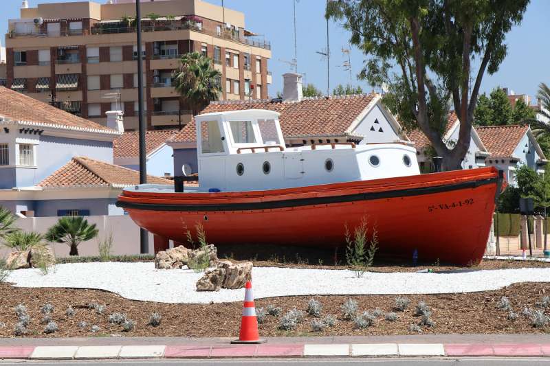 Sagunt instal·la la històrica embarcació Verge de Begoña al carrer Adolfo Suárez