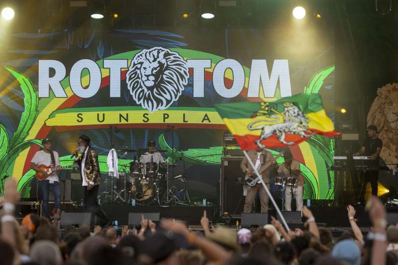 El Rototom: música, ciència i llibertat d’expressió amb la parella de Assange