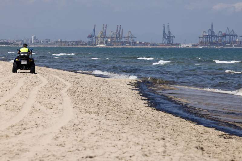 Comença la neteja de l’abocament de combustible que ha afectat diverses platges de València