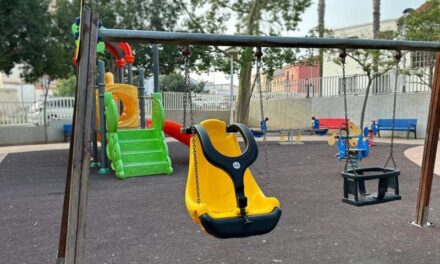 Benaguasil instal·la un gronxador inclusiu al parc del Pilar