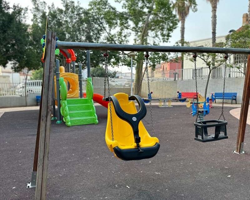 Benaguasil instal·la un gronxador inclusiu al parc del Pilar