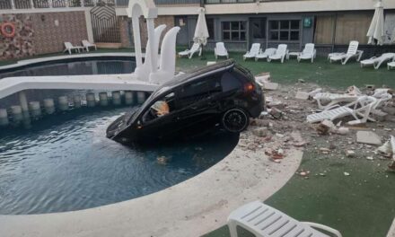 Un jove “drogat” estrela el seu cotxe en la piscina d’un hotel a Torrevella
