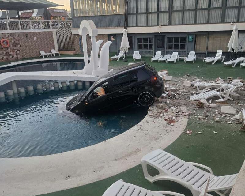 Un jove “drogat” estrela el seu cotxe en la piscina d’un hotel a Torrevella