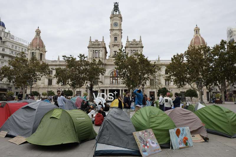L’acampada per l’habitatge pansa la seua segona nit en la plaça de l’Ajuntament de València