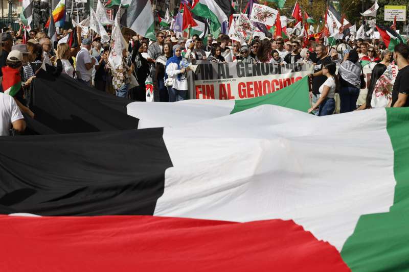 Una manifestació recorre el centre de València contra “un any de genocidi en Palestina”