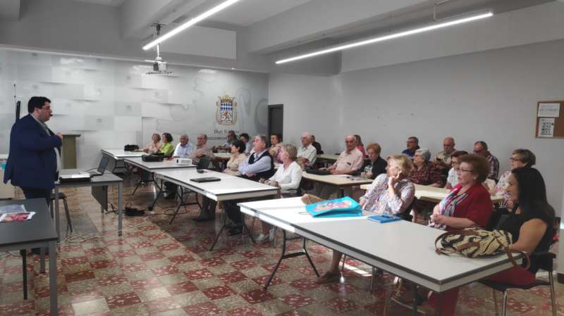 Nules completa un any més les places del curs de la UNED sènior