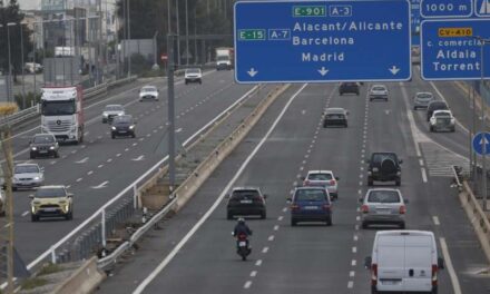 Retencions de trànsit habituals aquest dilluns després d’alçar-se la majoria de restriccions a València