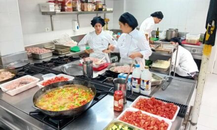 L’IES Guillem d’Alcalà elabora centenars de menús diaris en solidaritat amb els afectats per la DANA