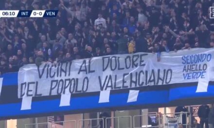 Aficionats de l’Inter de Milà mostren pancartes de suport amb el poble valencià