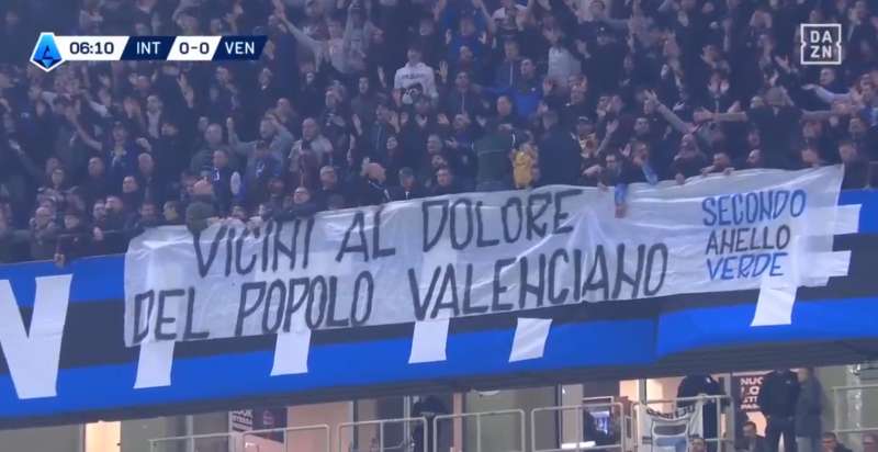 Aficionats de l’Inter de Milà mostren pancartes de suport amb el poble valencià